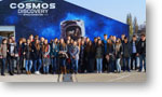 �tudenti I.A, I.B a V.D pred vchodom na v�stavu Cosmos Discovery