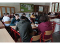 �iaci na hodine angli�tiny pracuj� v skupin�ch
