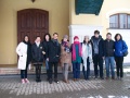 Spolo�n� fotka vedenia a pedag�gov gymn�zia a zahrani�n�ch lektorov pri n�v�teve N�rodn�ho �reb��na v Topo��iankach