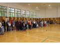 Pedag�govia a �iaci nast�pen� v telocvi�ni �akaj� na vyhodnotenie s��a�e