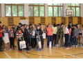Pedag�govia a �iaci nast�pen� v telocvi�ni po�as vyhodnotenia s��a�e