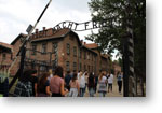 Žiaci pri vstupe do tábora Auschwitz