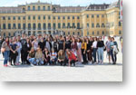 Spoločná fotografia pedagógov a žiakov na námestí vo Viedni