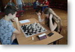 Žiak a žiačka pri hre šachu