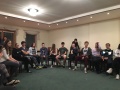 �iaci sedia v kruhu po�as ve�ern�ho programu
