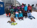 Spolo�n� fotka in�truktorov a �iakov na svahu po v�cviku