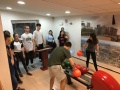 �iaci po�as hrania bowlingu