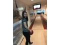 �ia�ka po�as hrania bowlingu