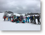 Prvý deň LVVK – žiaci s obutými lyžami nastúpení na svahu
