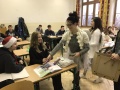 Anjeli rozd�vaj� �iakom sladkosti