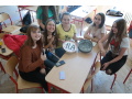 Žiačky II.A s hotovou tortou s nápisom II.A