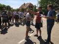 Organiz�tor odovzd�va medailu �ia�ke