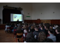 Stanislav Mi�ev a �iaci v aule sleduj�ci prezent�ciu