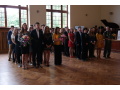 Maturanti IV.A a IV. B so svojimi triednymi v aule gymn�zia