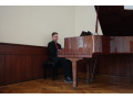 Alexander Gajdo� pri hre na klav�r v aule gymn�zia