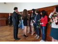 Maturanti rozd�vaj� pedag�gom kvety