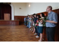 �lenovia pedagogick�ho zboru s kvetmi v aule gymn�zia
