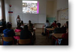 Mgr. Lucia Sotáková, PhD., vedecká pracovníčka Múzea SNP v Banskej Bystrici prednáša žiakom o holokauste