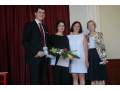 MUDr. M. Korecov�, RNDr. Kunov�, PhD. (riadite�ka �koly) a �iaci ocenen� Cenou prof. Koreca - M. �epec zo IV.B triedy a K. Kom�rov� zo IV.A triedy