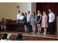 �iaci a �ia�ky II.A a VI.D spievaj� z�vere�n� piese� programu na p�diu auly