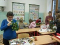 Žiaci vytvárajú vianočné ikebany a venčeky