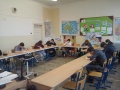 �iaci v u�ebni pracuj� na �loh�ch �kolsk�ho kola olympi�dy v anglickom jazyku