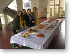 Organizátorky Dňa jablka s pripravenými koláčmi a jablkami vo vestibule školy