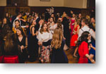 Tanečná zábava – pohľad na žiakov tancujúcich v aule
