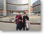 Šimon Kéry a Lukáš Fajna v areáli OSN vo Viedni – námestie medzi budovami s vlajkami jednotlivých štátov