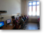 Súťažiaci kategórie Junior pri riešení úloh Žiaci riešia úlohy v kategórii Junior súťaže iBobor v učebni informatiky