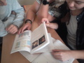 �iaci pracuj� s knihou na hodine ch�mie