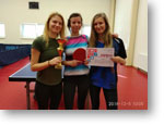 Spoločná fotografia dievčat - J. Malá, J. Trubačiková, A. Kramárová s diplomom a pohárom za 1. miesto v Majstrovstvách okresu v stolnom tenise