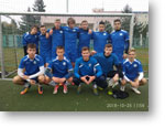 Spoločná fotografia družstva chlapcov GJK v dresoch pred futsalovou bránkou