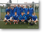 Družstvo chlapcov GJK - 3. miesto Spoločná fotografia družstva chlapcov GJK v dresoch pred futsalovou bránkou