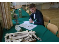 Žiak počas prípravy na maturitnej skúške z biológie