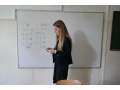 Žiačka počas odpovede na maturitnej skúške z chémie
