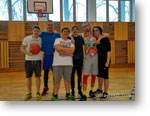 Spoločná fotografia basketbalového tímu chlapcov IV.A triedy, ktorý získal 1. miesto
