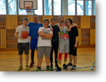Chlapci IV.A - 1. miesto Spoločná fotografia basketbalového tímu chlapcov IV.A triedy, ktorý získal 1. miesto