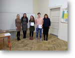 Spoločná fotografia víťazov kategórie 2A s diplomami a členov komisie