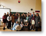 Žiaci z II.A triedy v retro oblečení Žiaci z II.A triedy v retro oblečení s triednou učiteľkou Mgr. Alenou Rakovskou