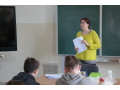 Lektorka SAV Anna Zahoranov� predn�a �iakom na hodine ch�mie