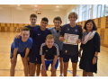 Spolo�n� fotografia chlapcov z I.B - v�azn�ho dru�stva vo volejbale aj vo futbale s diplomom s pani riadite�kou �koly