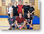 Spoločná fotografia volejbalového družstva GJK 1 v telocvični školy