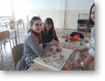 Dievčatá z I.B pripravujú medovníky v školskej jedálni