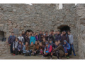 Spolo�n� fotografia na zr�canine hradu Hru�ov - Mgr. Kov��ov� a Mgr. Min�rov� a �iaci 2. ro�n�ka