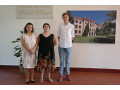 Spolon fotografia vo vestibule koly - D. Huadyov II.A, P. A. Michel II.A, D. Magdolen I.A  zskali 1. miesto v krajskom kole Dejepisnej sae eskch a slovenskch gymnzi