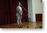 Diana Tomaškovicová recituje úvodnú báseň v aule školy