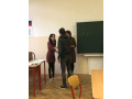 Mgr. Holecov� a Mgr. Rakovsk� odovzd�vaj� diplom najlep�iemu s��a�iacemu v kateg�rii 2A