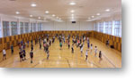 Pohľad na žiakov cvičiacich aerobik v telocvični školy