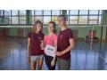 Spolo�n� fotografia diev�at - Miroslava Hal�sov�, Kl�ra Orbanov�, Daniela Kme�ov� s diplomom za 2. miesto v okresnom kole bedmintonu stredn�ch �k�l
